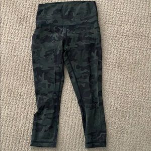 Lululemon wonder under high waisted crop.